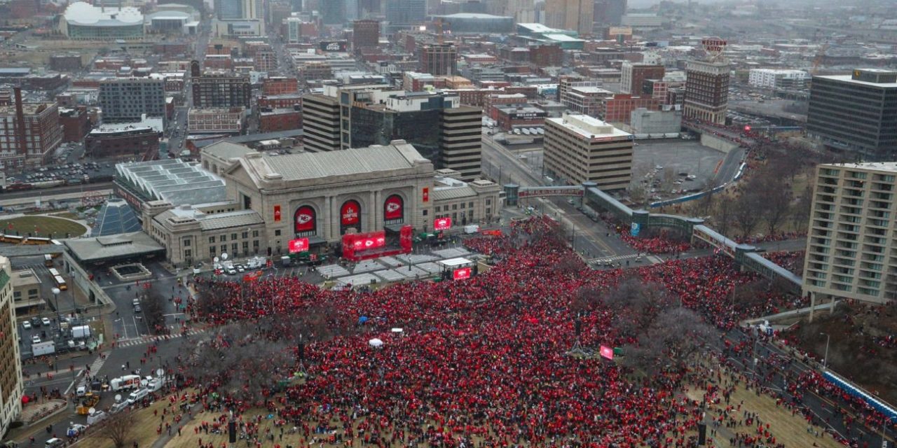 FESTEJO ROJO EN KANSAS CITY