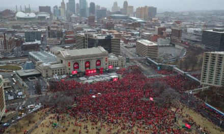 FESTEJO ROJO EN KANSAS CITY