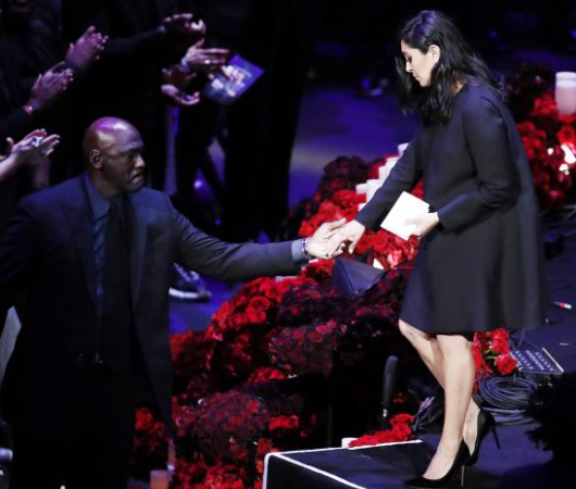 EMOTIVO HOMENAJE A KOBE BRYANT Y SU HIJA