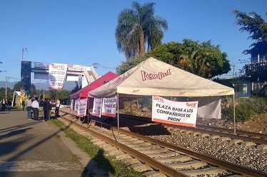 BLOQUEAN SNTE VÍAS DE TREN