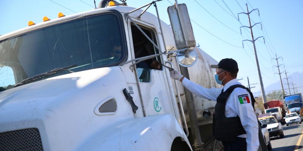 ORIENTAN A TRANSPORTISTAS SOBRE VÍAS RESTRINGIDAS EN GUADALUPE