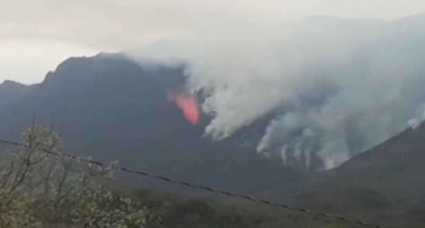 AVIÓN DC-10 COMBATE INCENDIO EN SIERRA DE LINARES