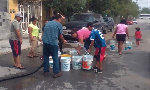 LLEVA ESCOBEDO AGUA A FAMILIAS AFECTADAS POR CORTES