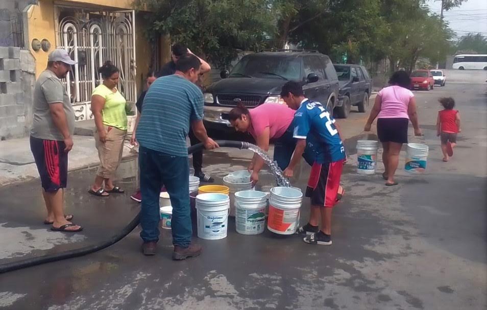 LLEVA ESCOBEDO AGUA A FAMILIAS AFECTADAS POR CORTES