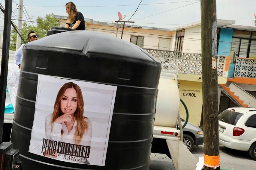 LLEVA PERLA VILLARREAL AGUA A VECINOS DE LA COLONIA INDEPENDENCIA