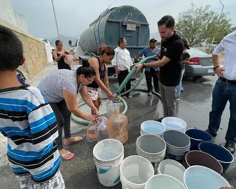 RAÚL LOZANO LLEVA AGUA A SECTORES DE GARCIA