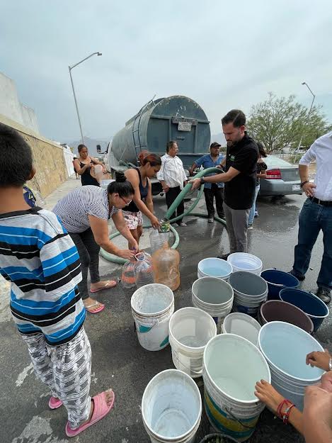 RAÚL LOZANO LLEVA AGUA A SECTORES DE GARCIA