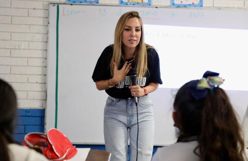 LLEVA PERLA FORMACIÓN EMOCIONAL A ESTUDIANTES