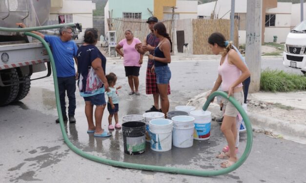 ENTREGAN AGUA EN PIPAS POR DESABASTO