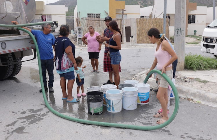 ENTREGAN AGUA EN PIPAS POR DESABASTO