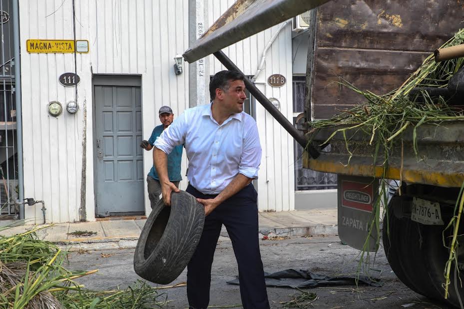 TIRAN BASURA EN CASA DE FAMILIAR DEL PRESIDENTE DEL CONGRESO