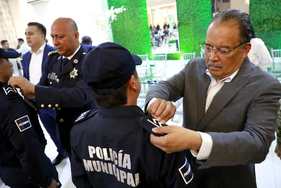 ASCIENDE Y RECONOCE ESCOBEDOA POLICÍAS DESTACADOS