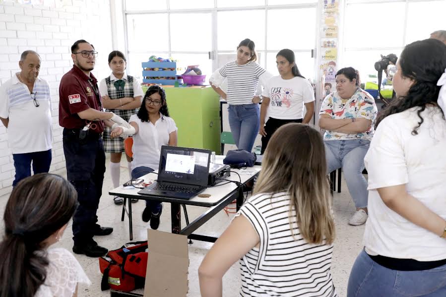 ESCOBEDO IMPARTE CURSOS QUE SALVAN VIDAS