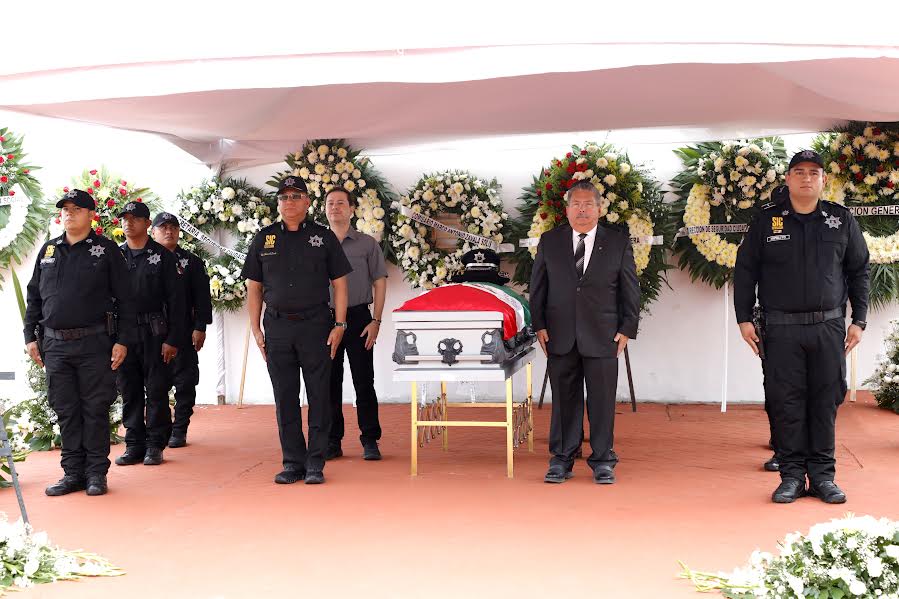 DESPIDEN A ELEMENTO DE ESCOBEDO CON GUARDIA DE HONOR