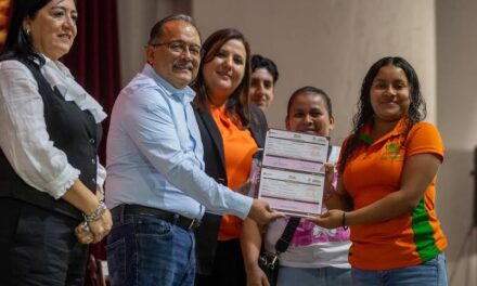 CONTINÚA ESCOBEDO APOYANDO A ESTUDIANTES