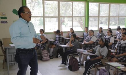 REGRESA MIJES AL SALÓN DE CLASES,Y RECONOCE LABOR DE LOS MAESTROS