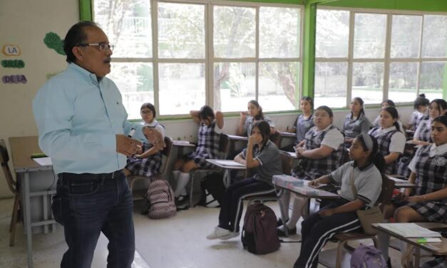 REGRESA MIJES AL SALÓN DE CLASES,Y RECONOCE LABOR DE LOS MAESTROS