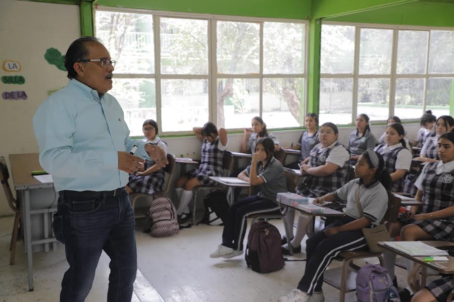 REGRESA MIJES AL SALÓN DE CLASES,Y RECONOCE LABOR DE LOS MAESTROS