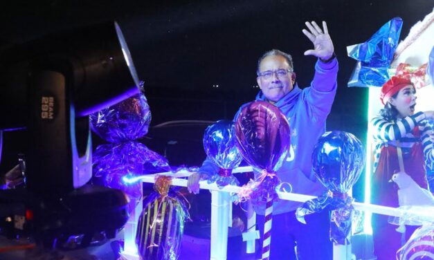 DESFILA LA MÁGIA DE LA NAVIDAD POR CALLES DE ESCOBEDO